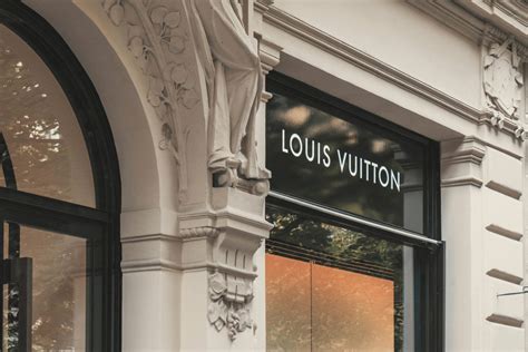 louis vuitton internship.